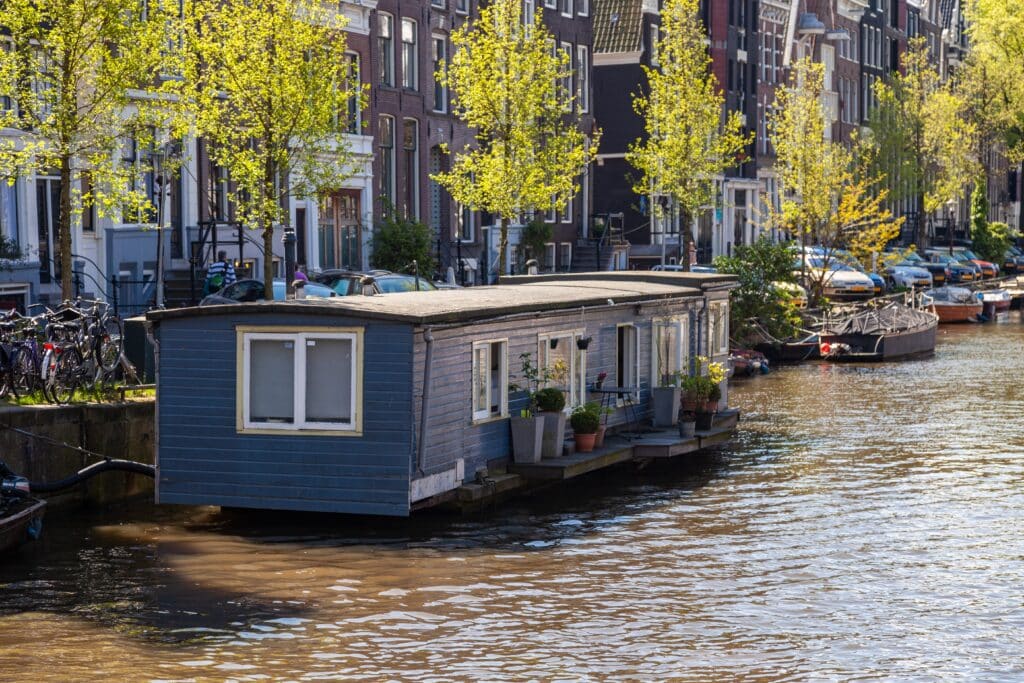 Understanding House Boat Shipping